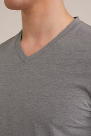 Camiseta Básica de Corte Regular com Gola V - Cinza escuro