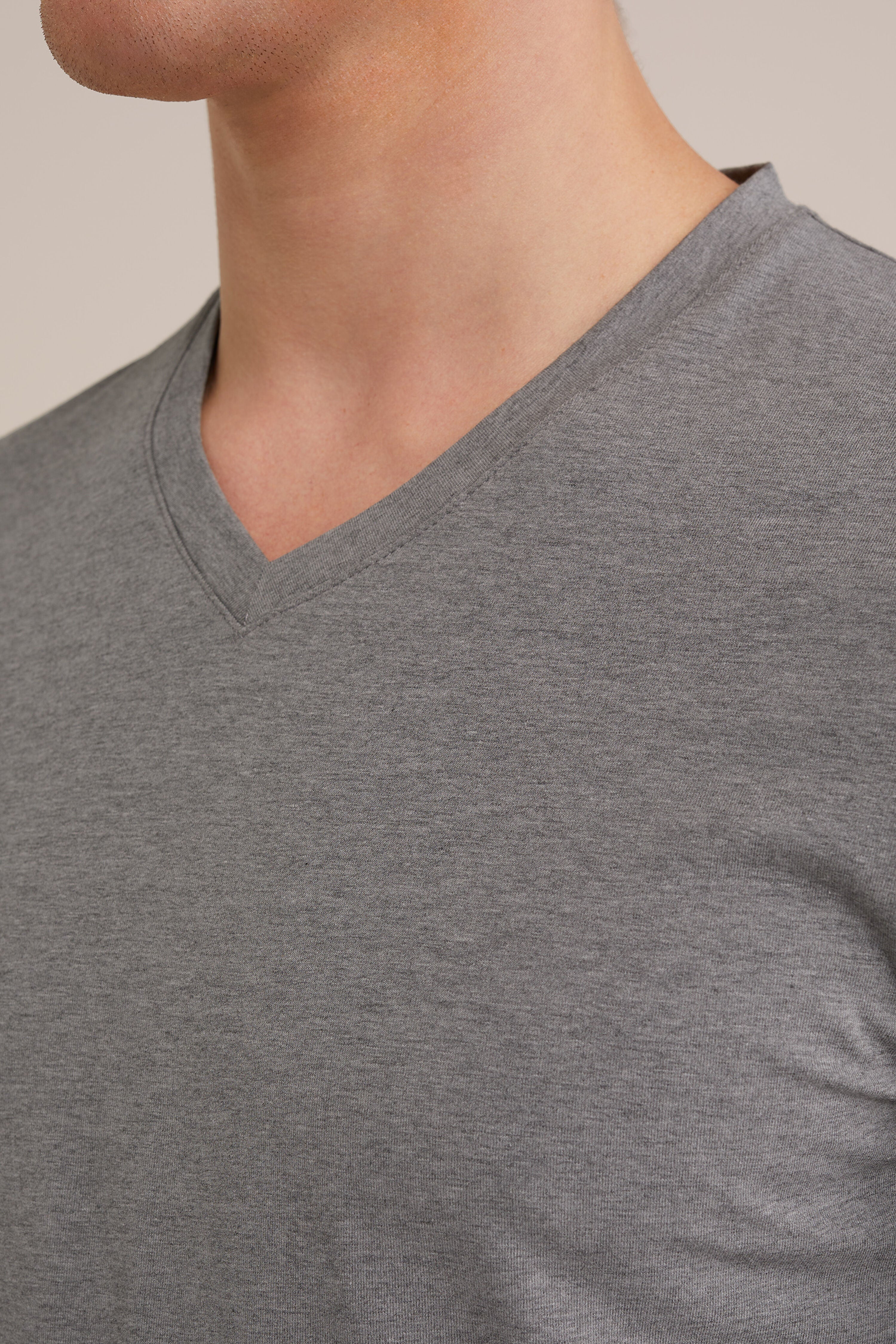 Camiseta Básica de Corte Regular com Gola V - Cinza escuro