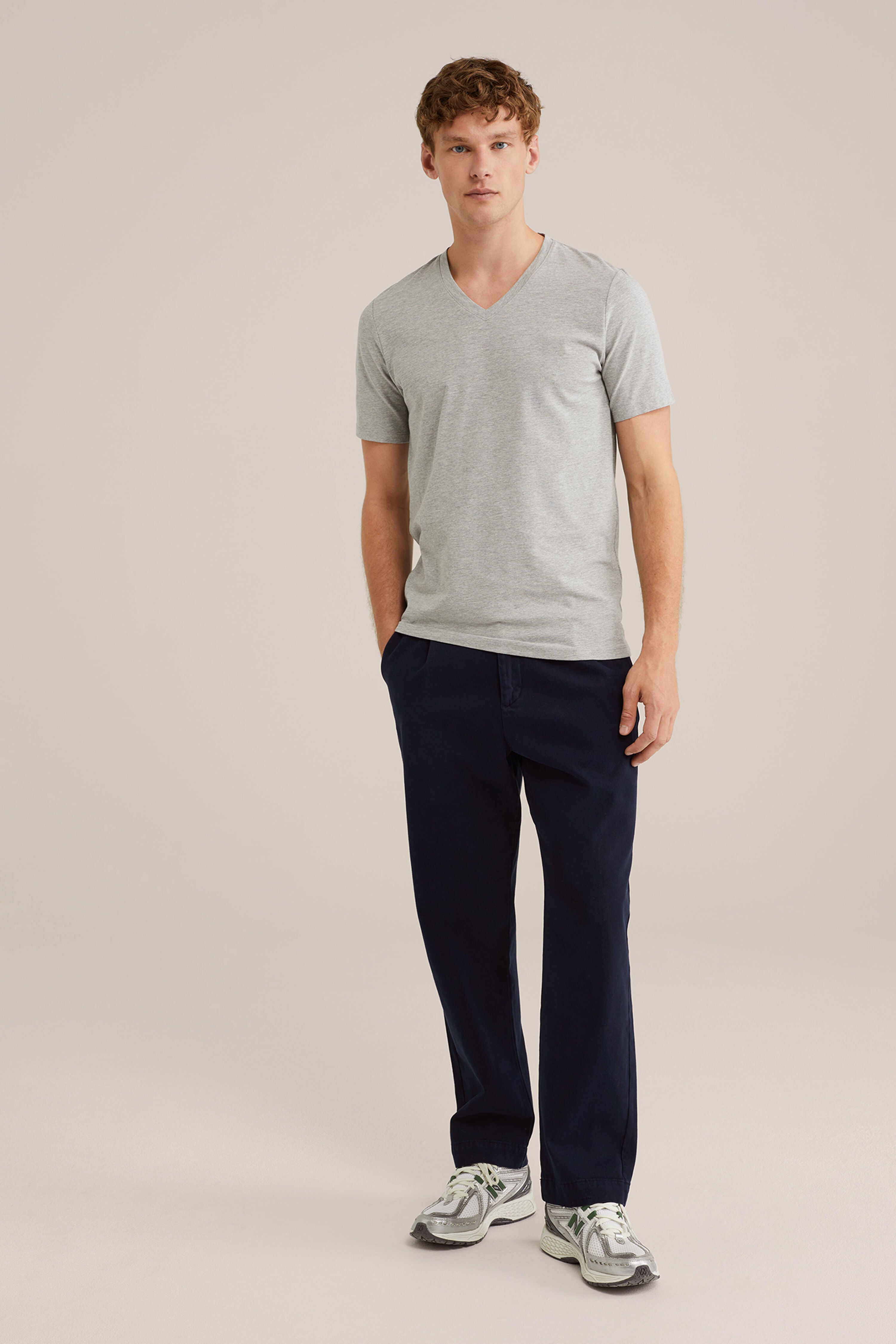 Camiseta Básica de Corte Regular com Gola V - Cinza