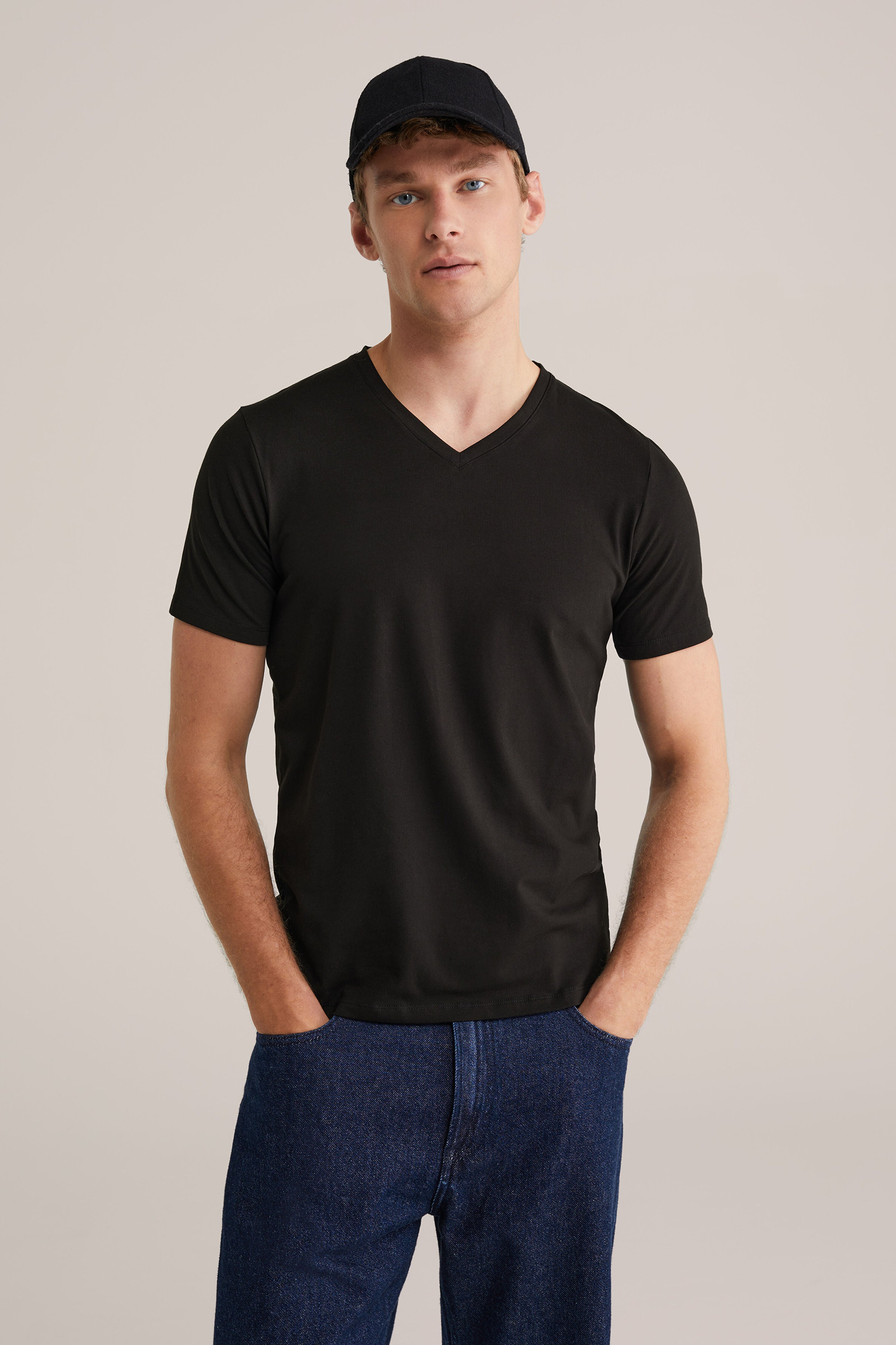 Camiseta Básica de Corte Regular com Gola V - Preto