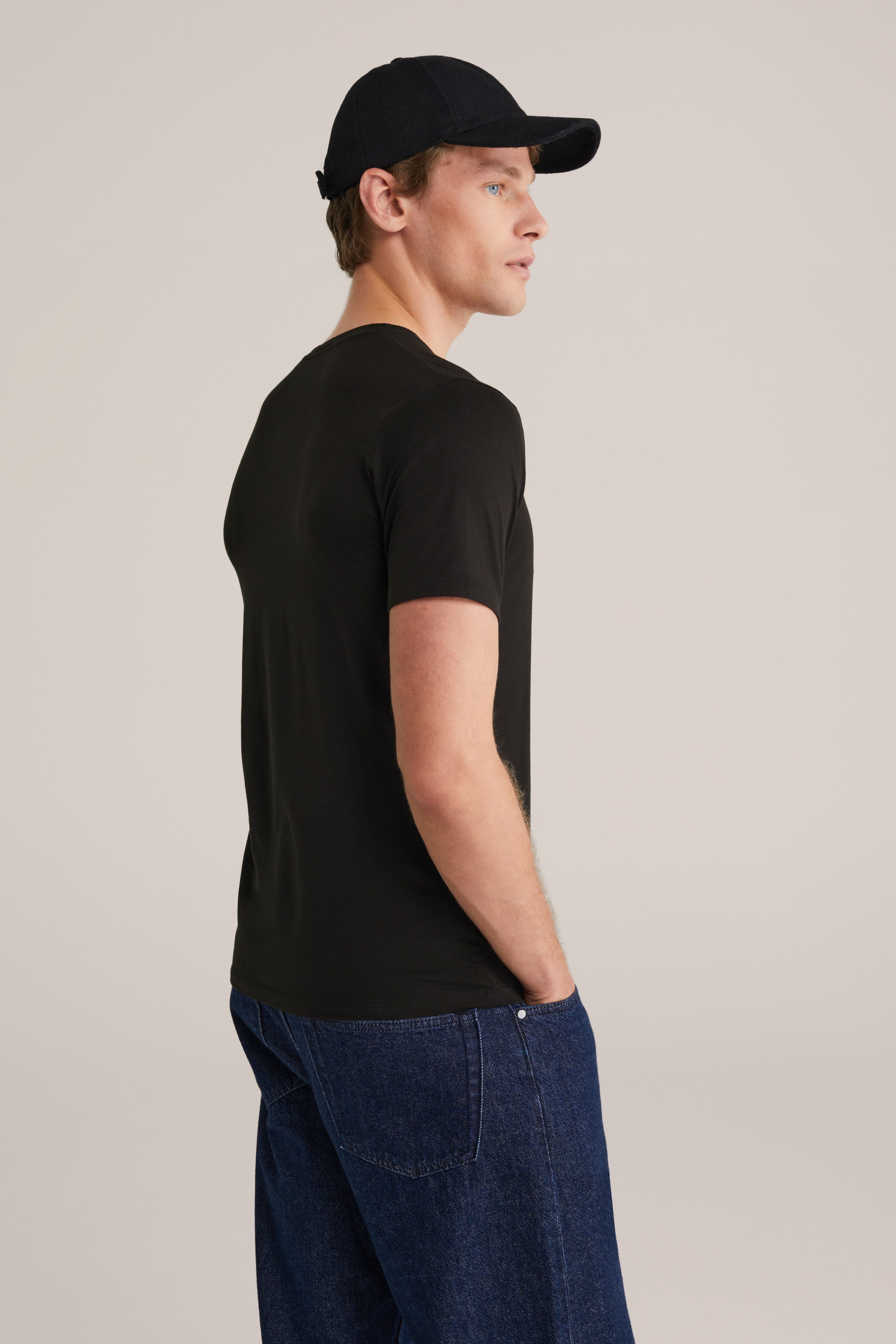 Camiseta Básica de Corte Regular com Gola V - Preto