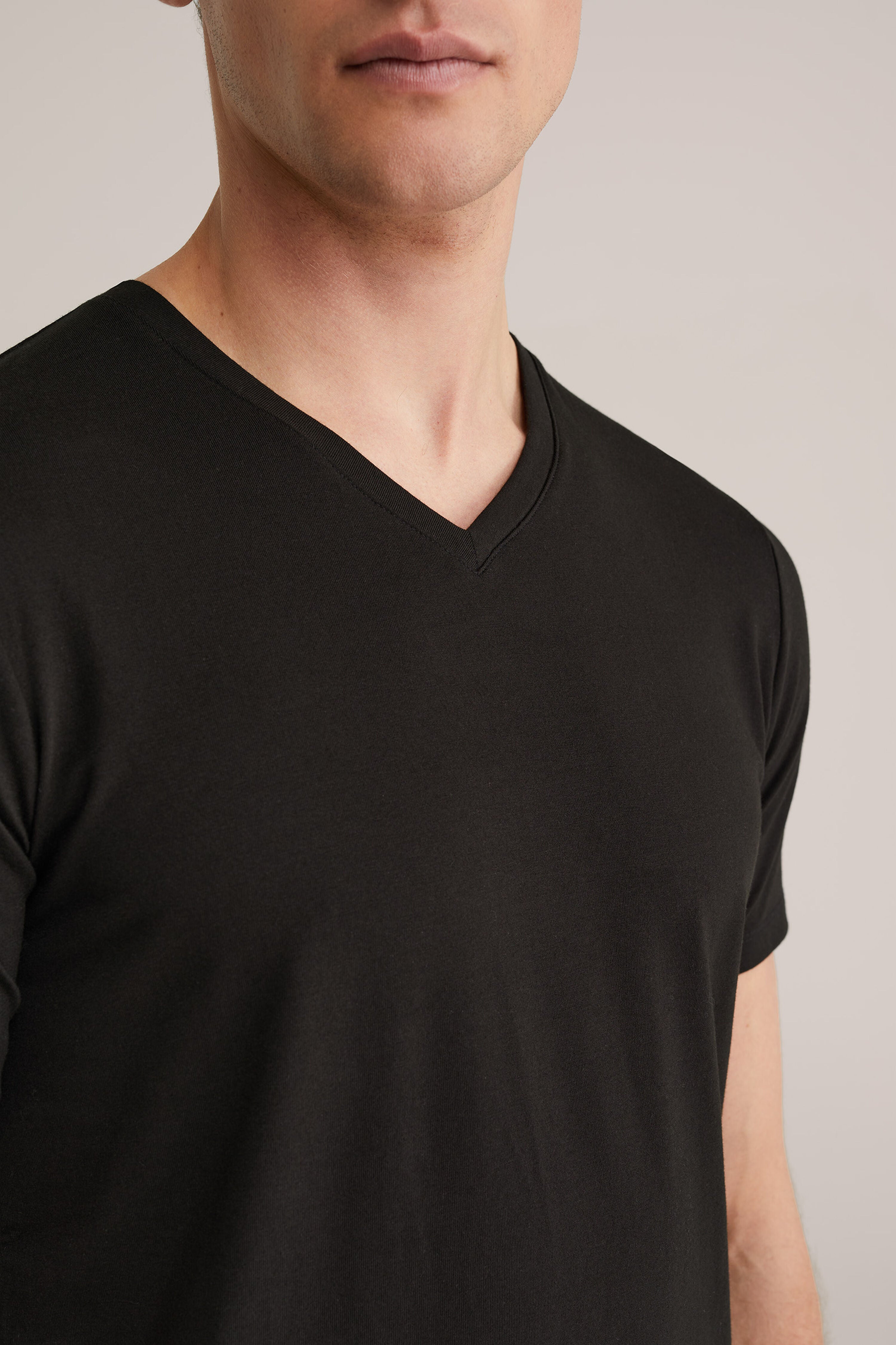 Camiseta Básica de Corte Regular com Gola V - Preto