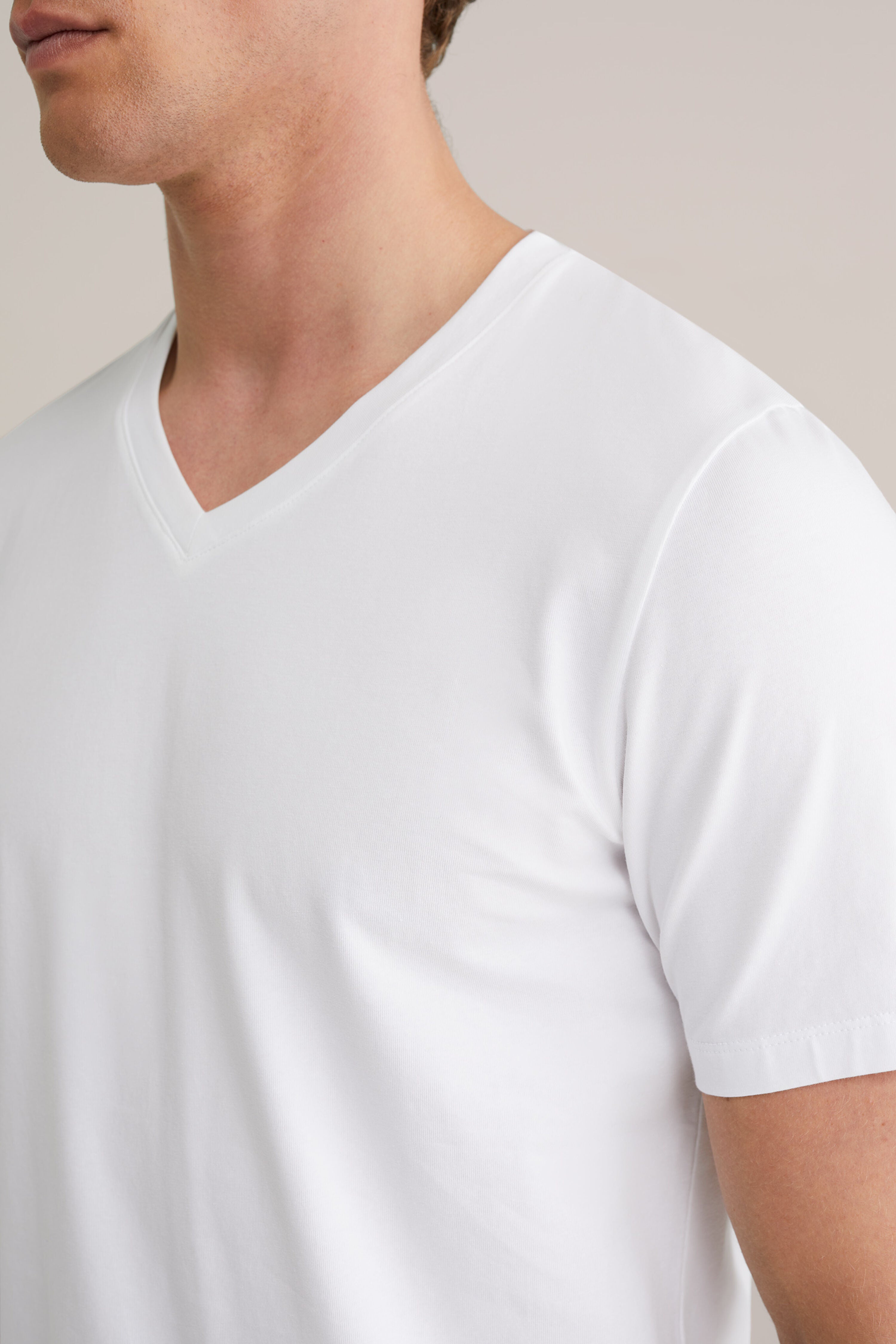 Camiseta Básica de Corte Regular com Gola V - Branco