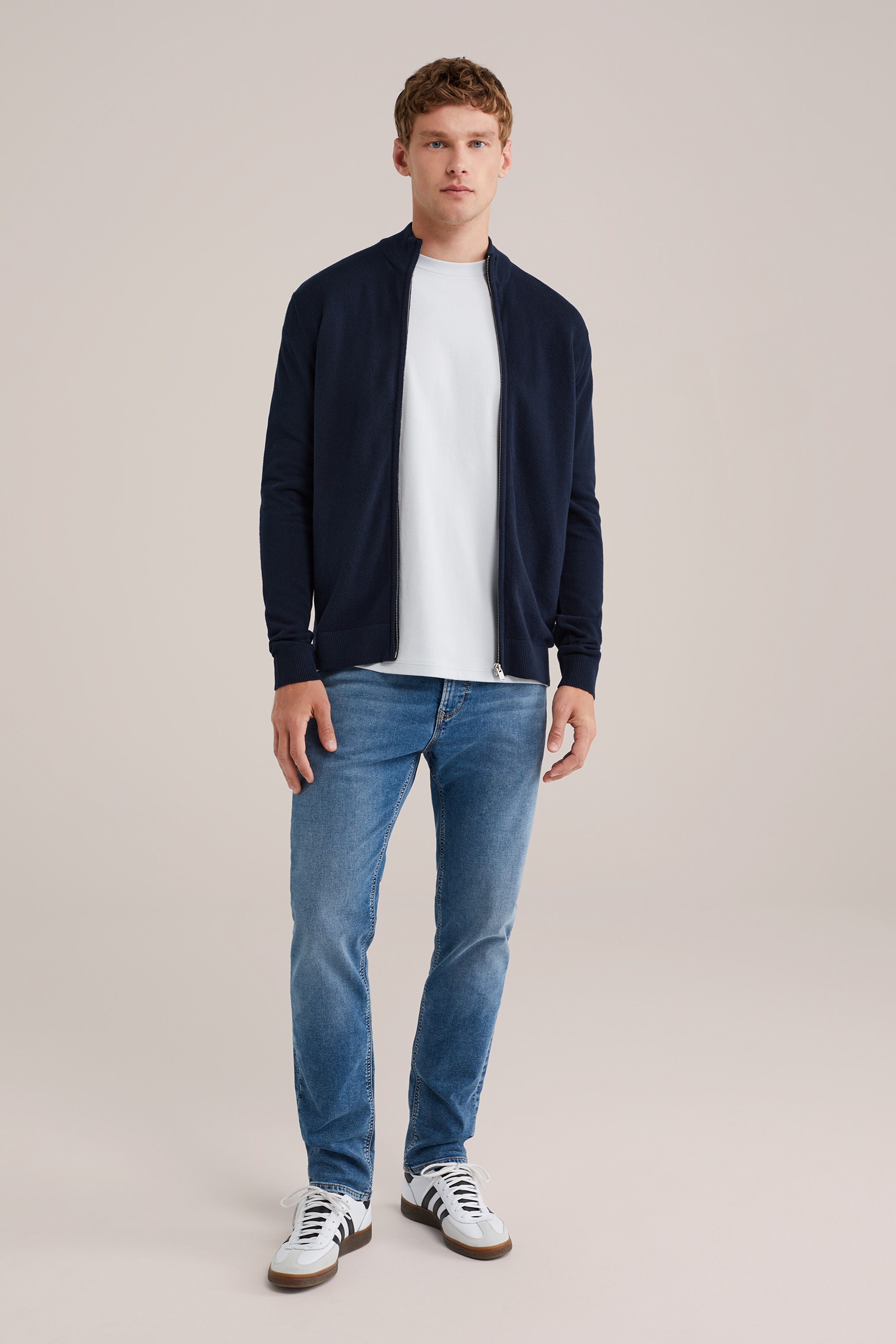 sueter de malha fina com corte regular modelo corpo inteiro
