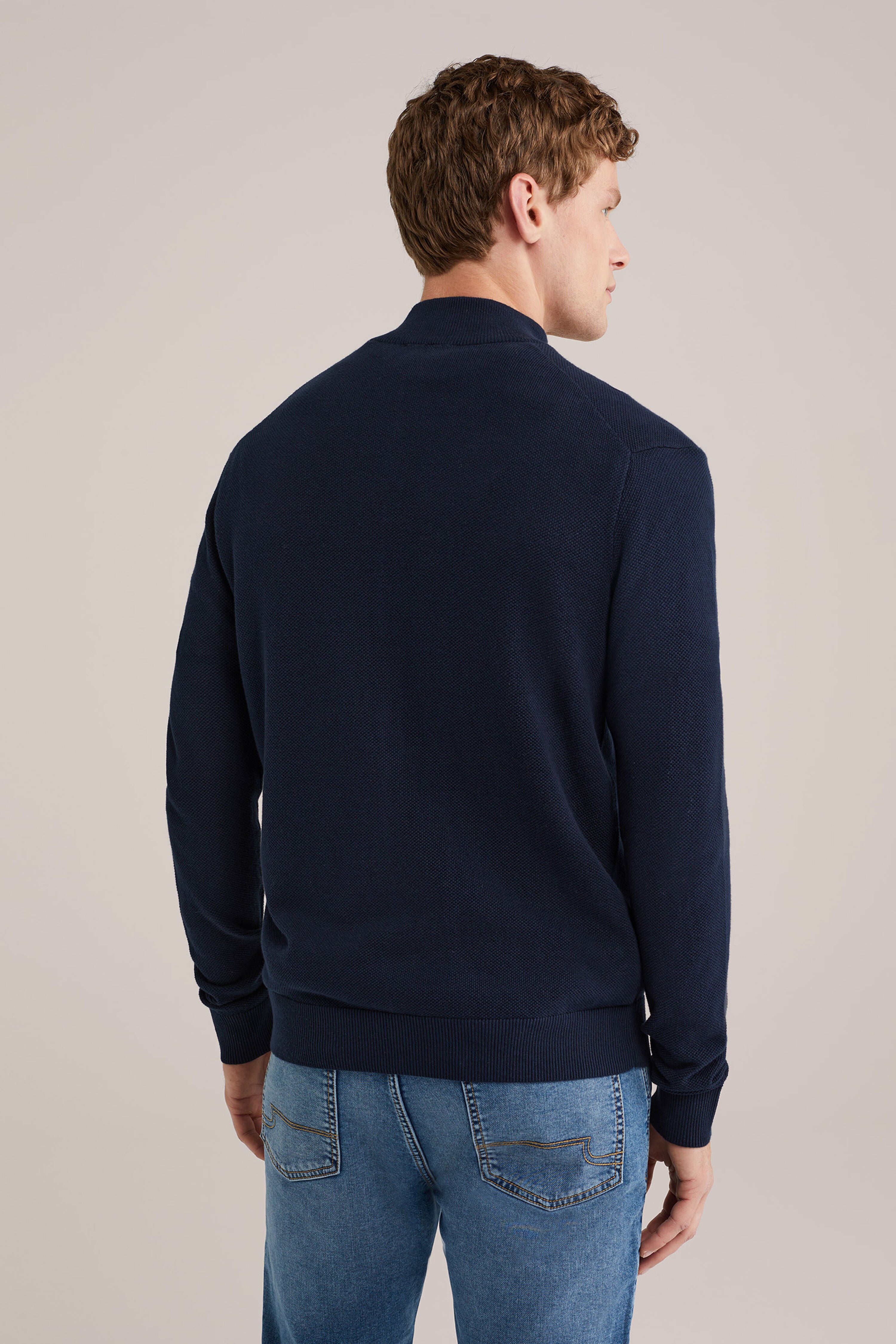 sueter de malha fina com corte regular modelo de costas