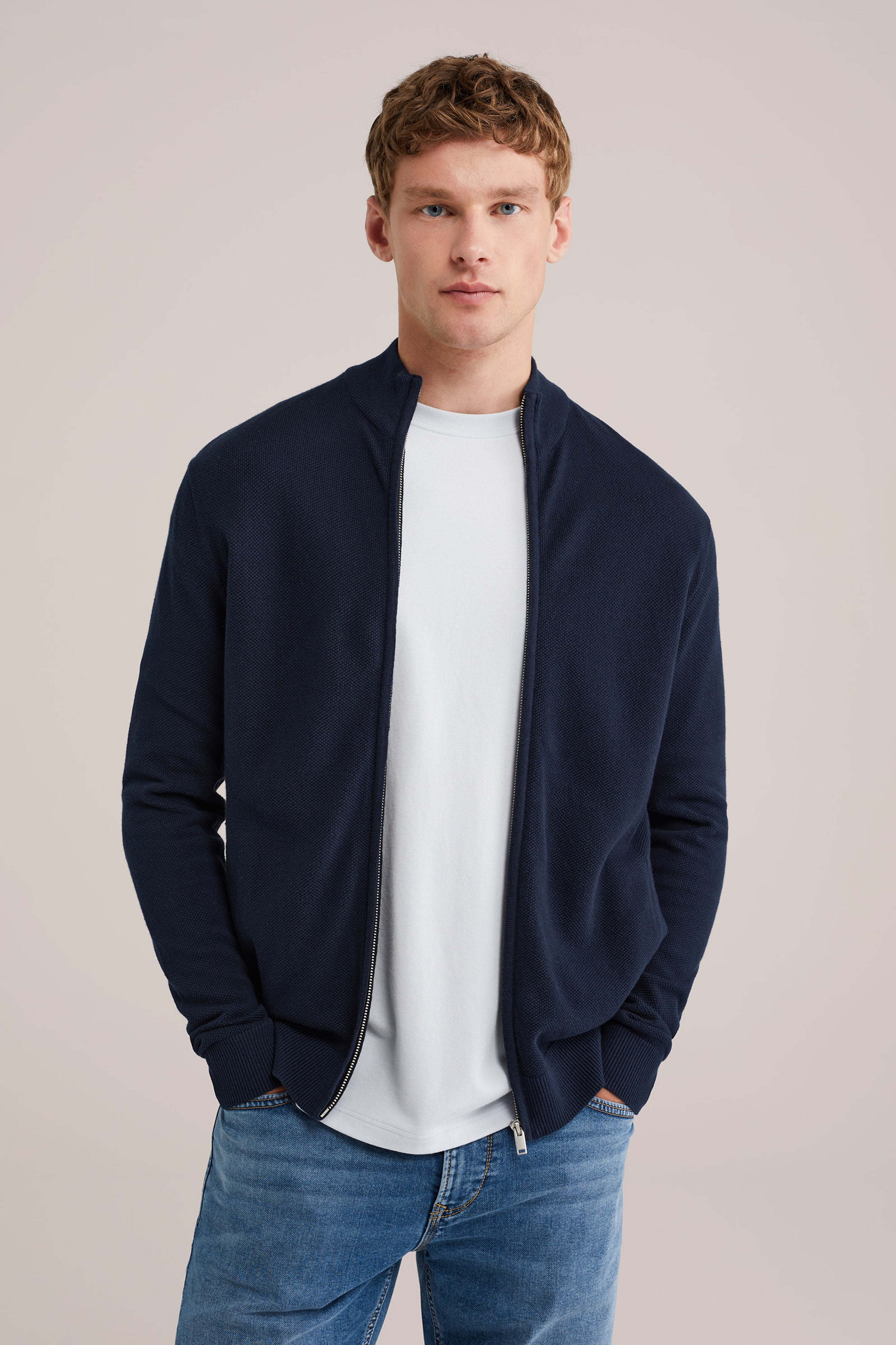 sueter de malha fina com corte regular modelo de frente