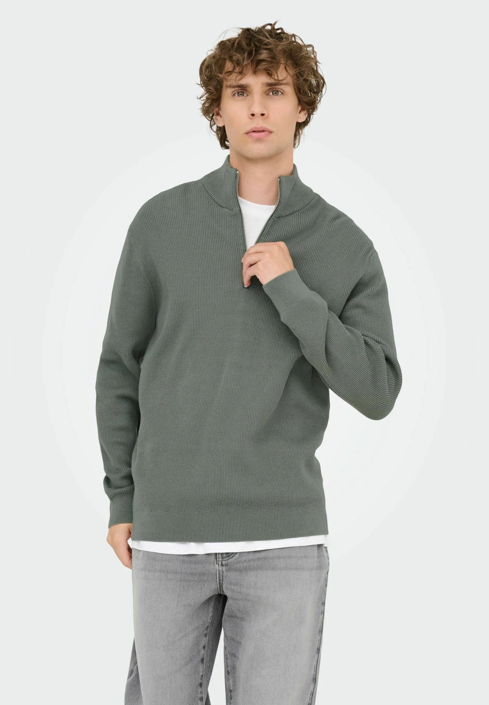 Suéter Comfort Texturizada com Gola Alta e Zíper - Verde Musgo