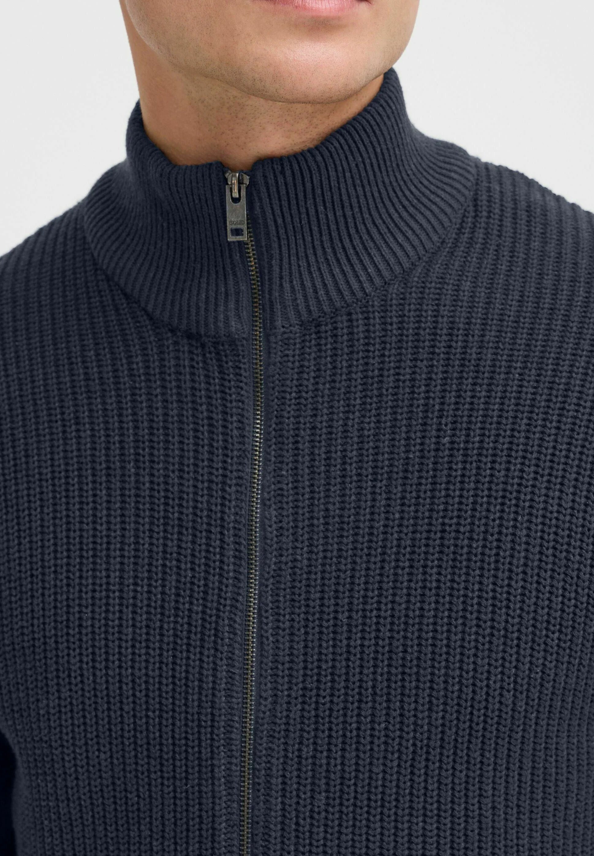 Suéter Masculino Gola Alta com Zíper Frontal - Azul marinho