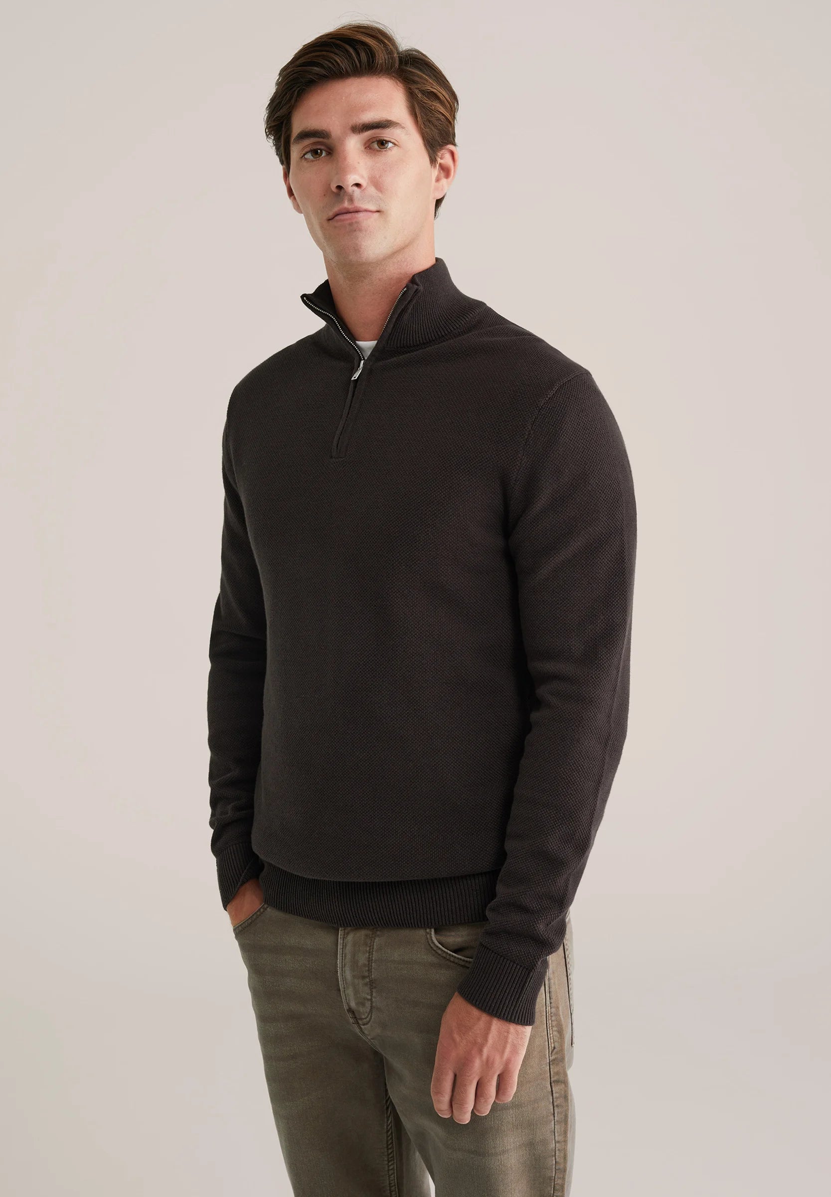 Suéter Masculino em Algodão com Gola Troyer e Zíper - Marrom