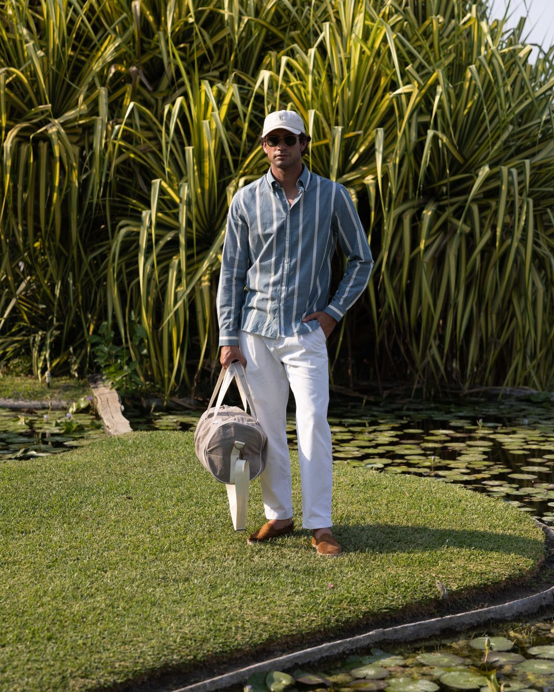 Camisa masculina verde oliva listrada, com tecido respirável e acabamento refinado