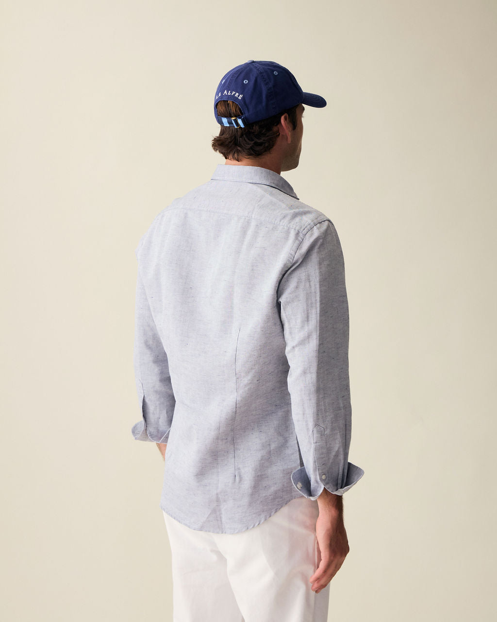 Camisa de linho masculina cinza, manga longa, corte confortável, ideal para uso casual e social no verão