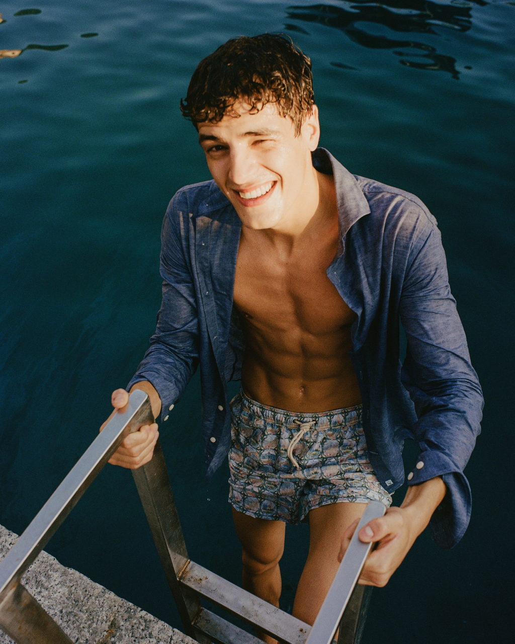 Camisa de linho masculina cinza, manga longa, corte confortável, ideal para uso casual e social no verão