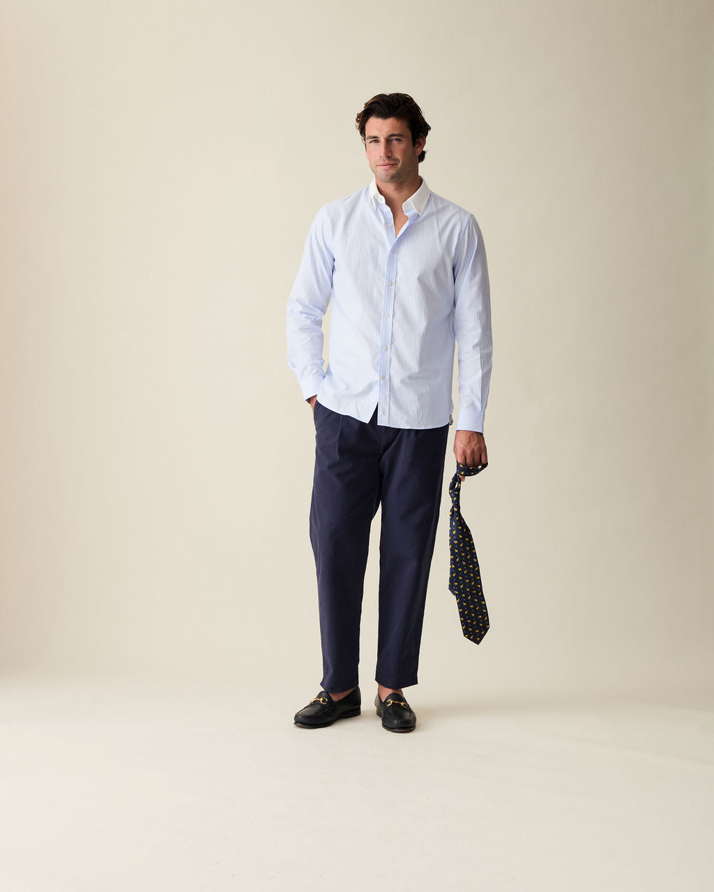 Camisa masculina azul claro com padrão listrado para um visual sofisticado.