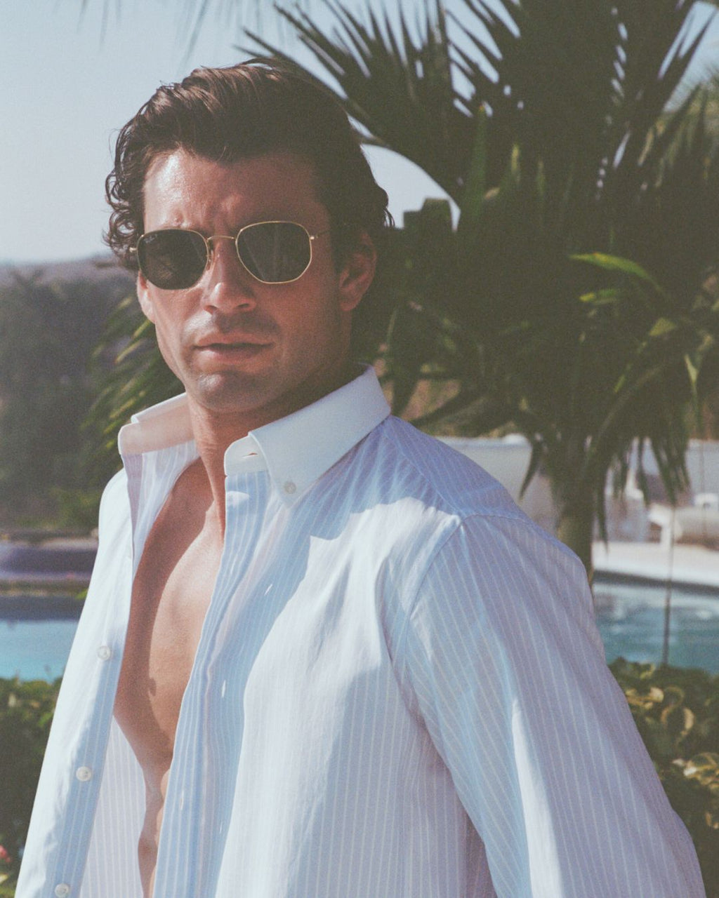 Camisa azul claro listrada, tecido leve e caimento impecável