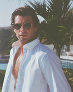 Camisa azul claro listrada, tecido leve e caimento impecável