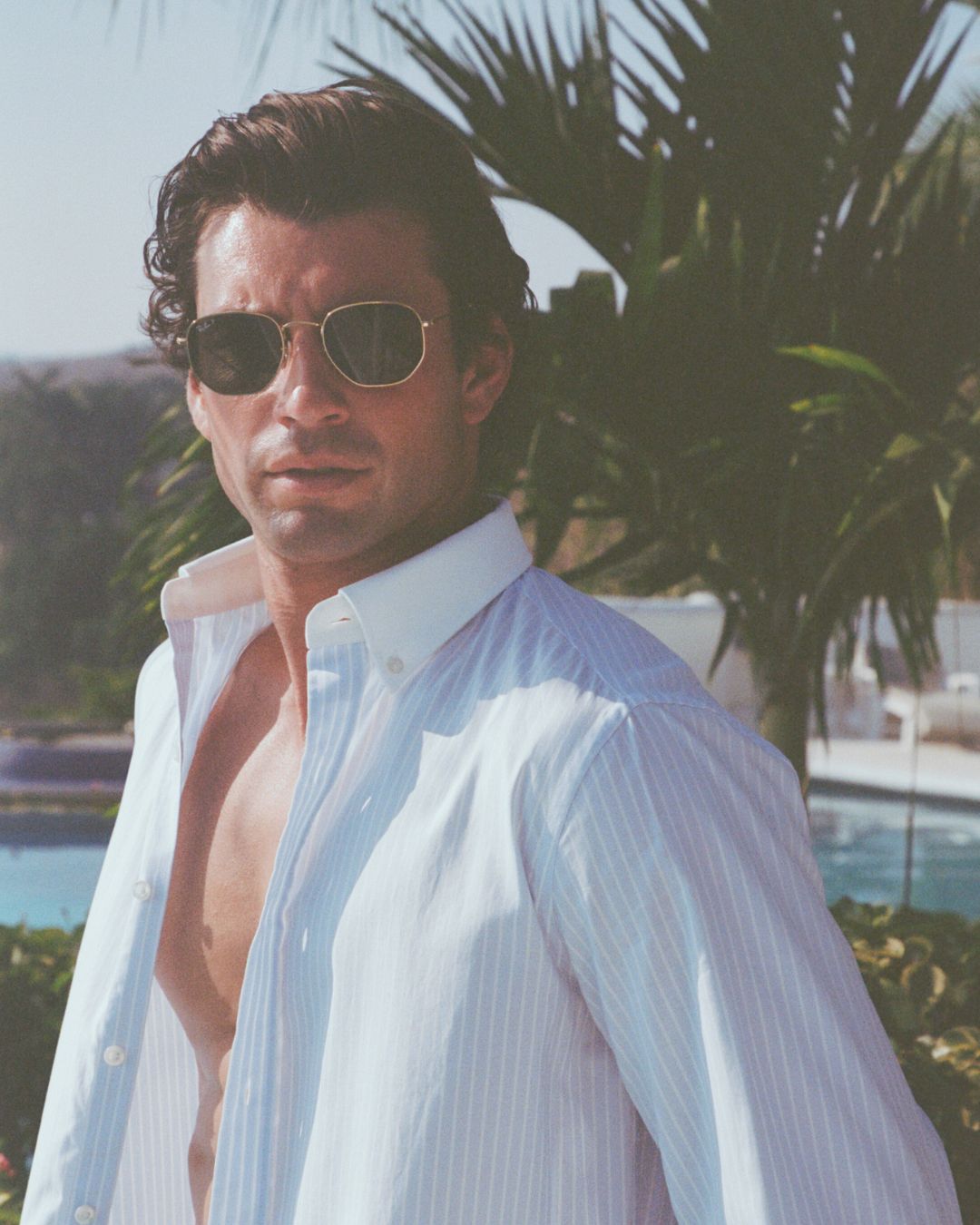 Camisa azul claro listrada, tecido leve e caimento impecável