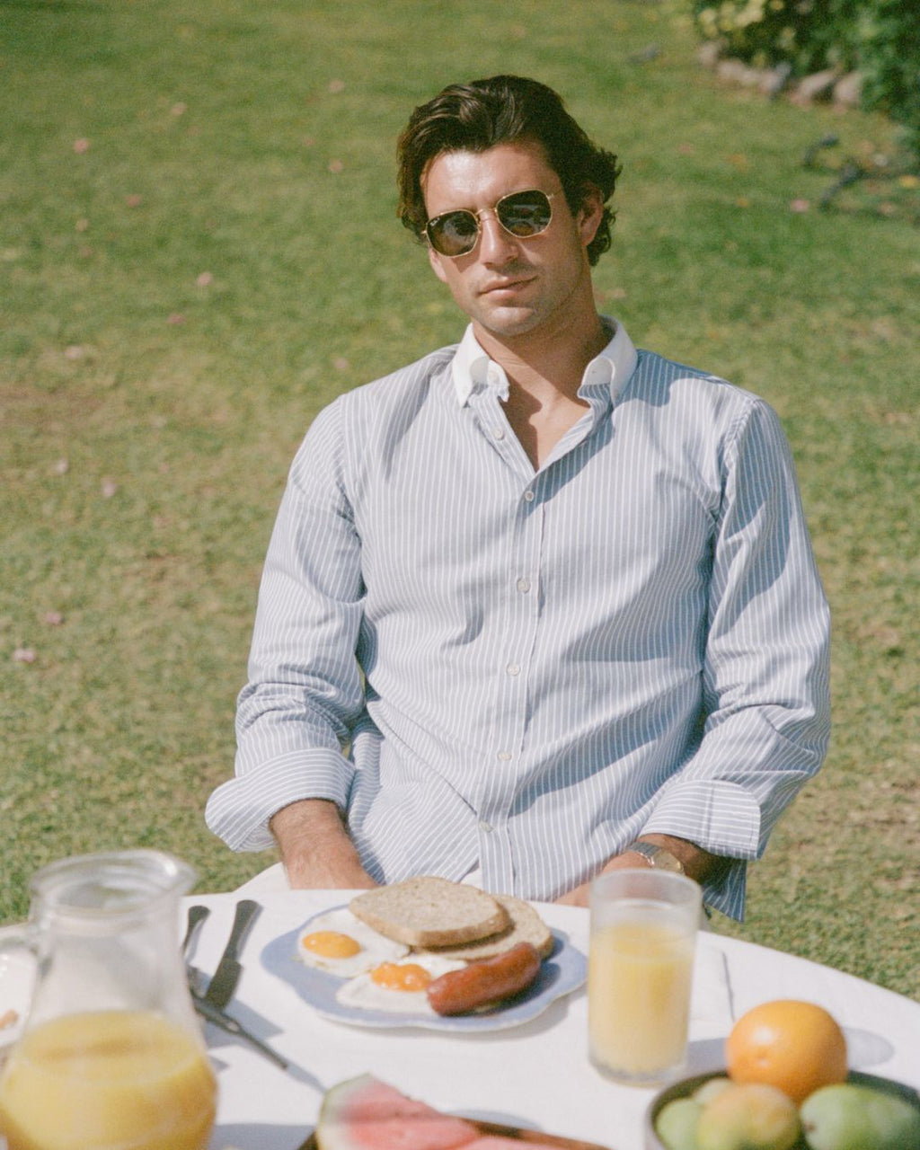 Camisa de algodão azul listrada, versátil para o dia a dia ou uso social.