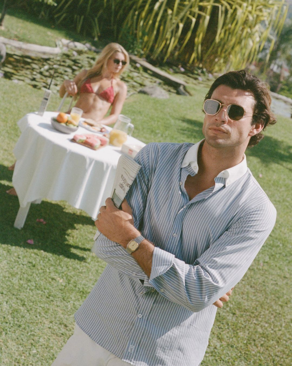 Camisa masculina azul listrada, estilo clássico com toque contemporâneo.