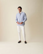 Camisa masculina azul com padrão listrado discreto para um visual elegante.