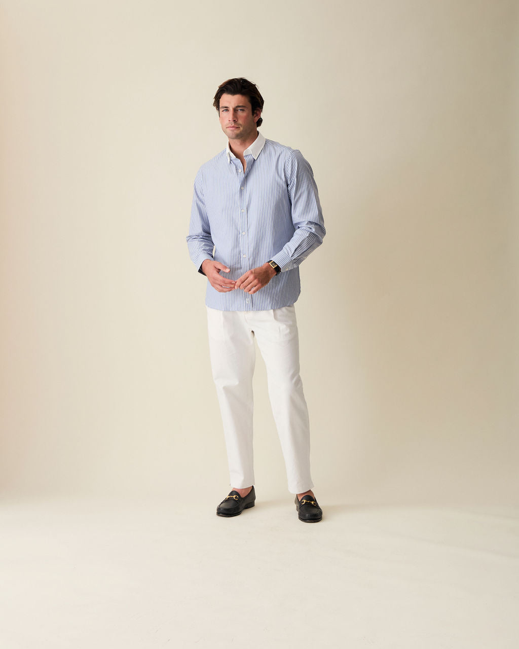 Camisa masculina azul com padrão listrado discreto para um visual elegante.