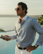 Camisa azul listrada, corte moderno e acabamento de qualidade.