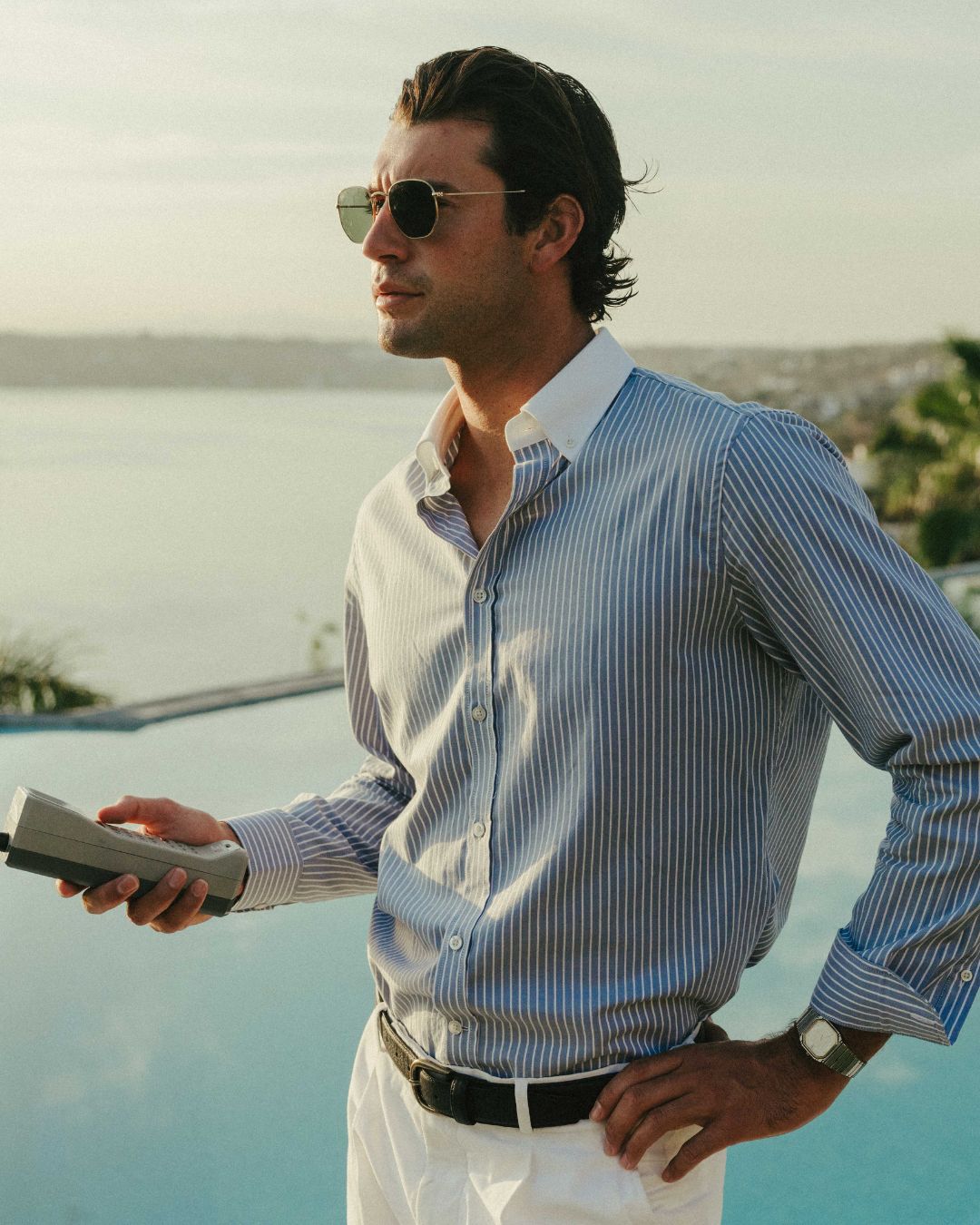 Camisa azul listrada, corte moderno e acabamento de qualidade.