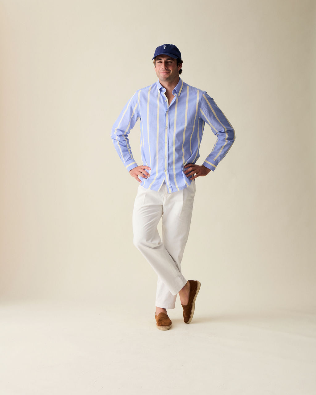 Camisa social azul chambray listrada para trabalho e eventos.
