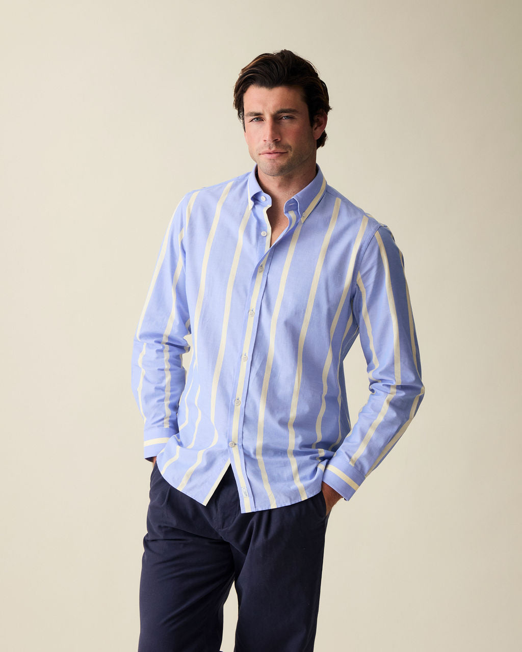 Camisa social chambray listrada azul masculina com corte moderno.