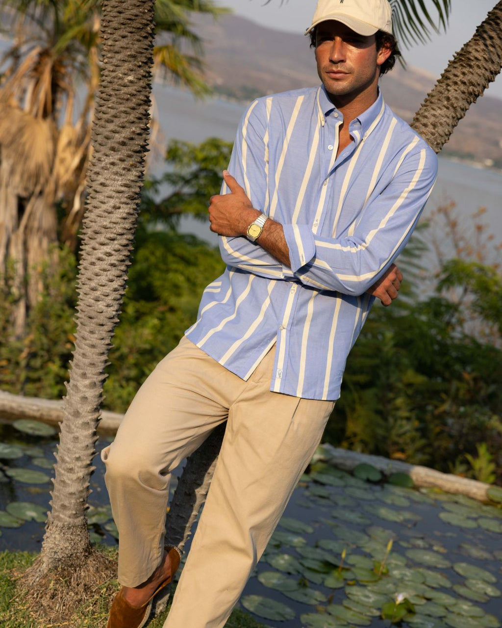 Camisa social azul listrada chambray para um visual elegante.