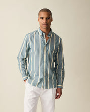 Camisa social masculina em chambray listrado verde oliva, ideal para looks casuais e elegantes