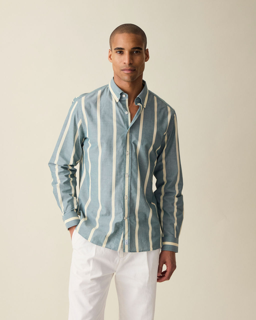 Camisa social masculina em chambray listrado verde oliva, ideal para looks casuais e elegantes