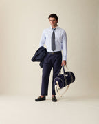 Camisa social azul claro com listras verticais e corte confortável.