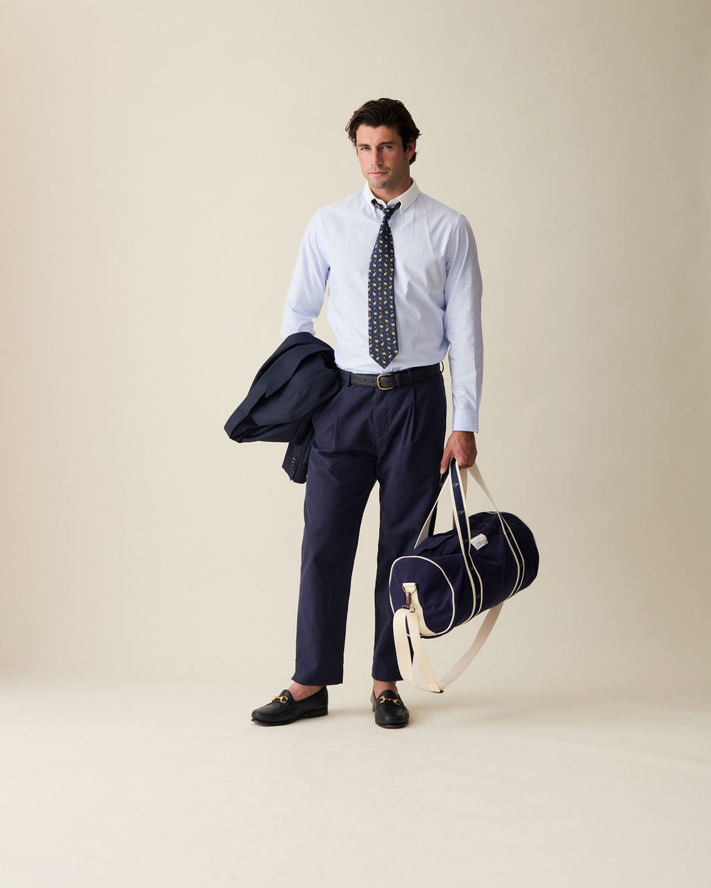 Camisa social azul claro com listras verticais e corte confortável.