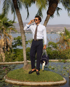 Camisa social azul claro com listras finas, combina com jeans e alfaiataria.