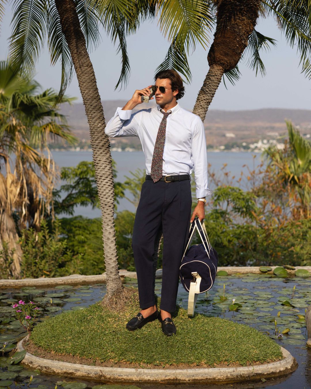 Camisa social azul claro com listras finas, combina com jeans e alfaiataria.