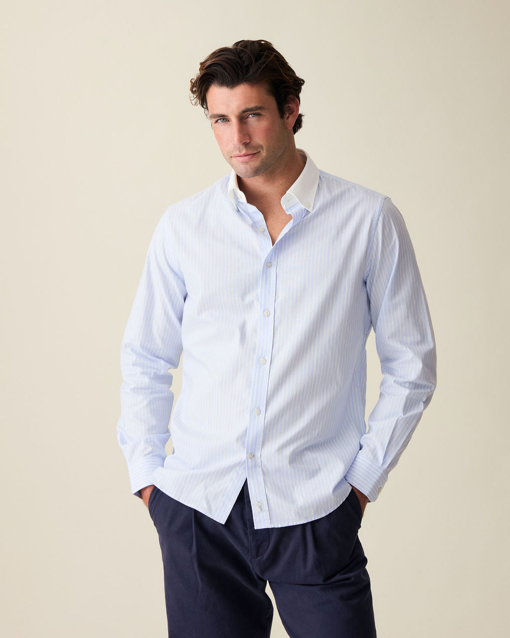 Camisa social masculina azul claro com listras, perfeita para uso formal e casual