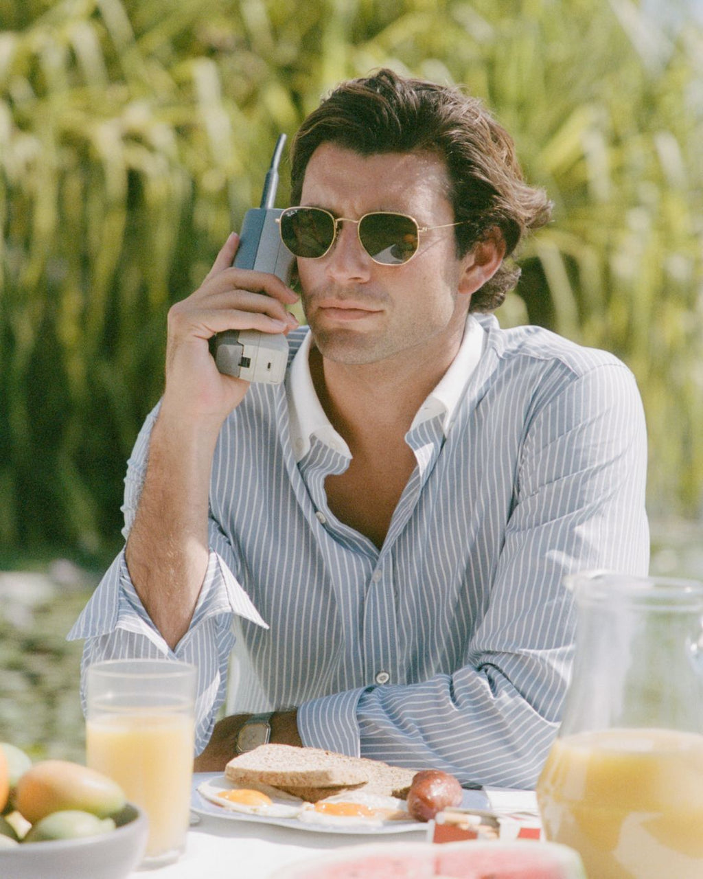 Camisa social azul com listras finas, ideal para combinar com calças de alfaiataria.