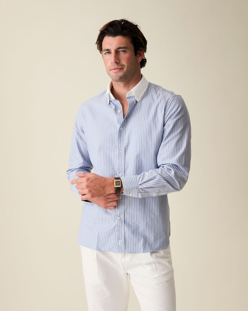 Camisa social masculina azul com listras, ideal para o escritório ou eventos formais