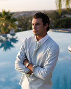 Camisa social verde pistache com listras discretas e corte slim.
