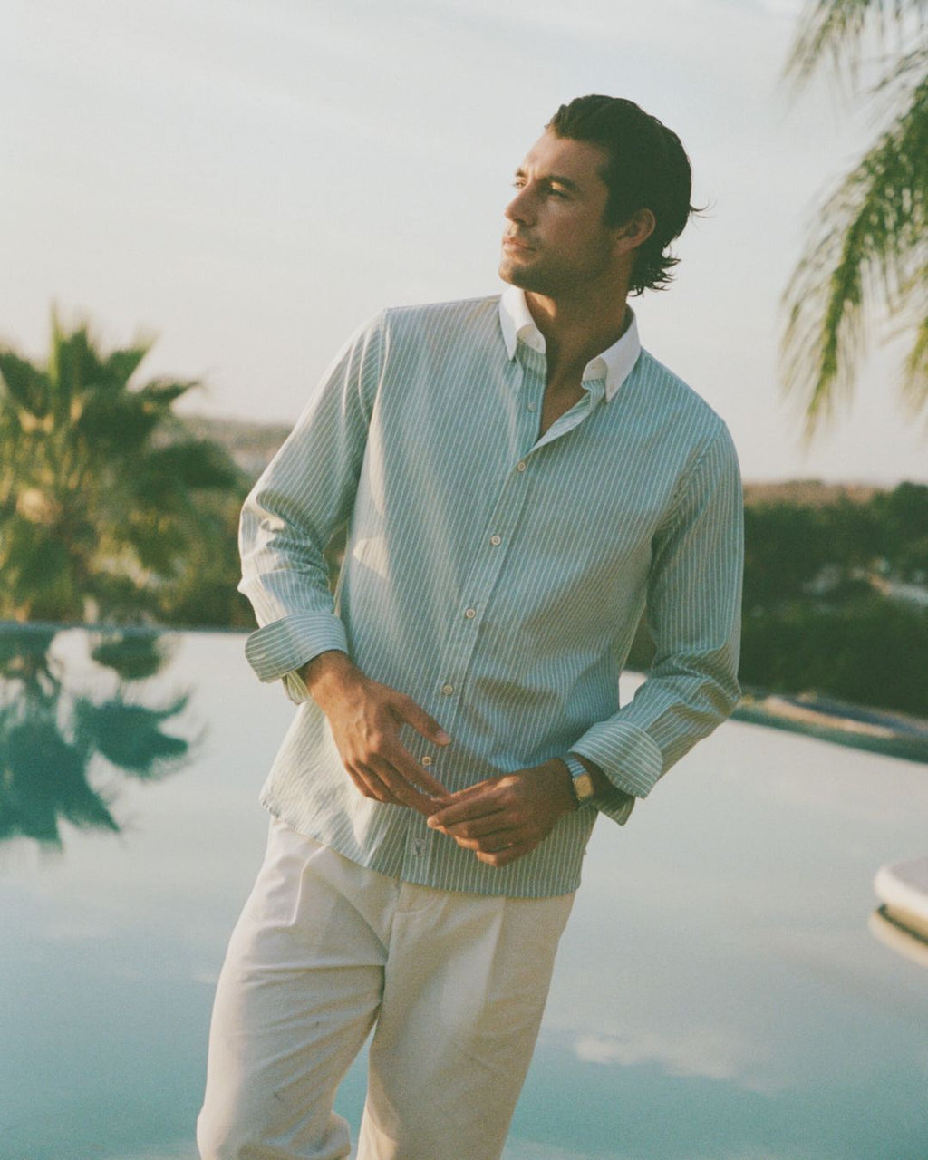 Camisa social verde pistache listrada para uso diário e eventos.
