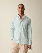 Camisa social listrada verde pistache masculina com corte moderno.