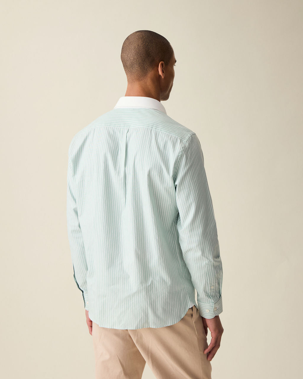 Camisa social listrada verde pistache ideal para ocasiões formais.