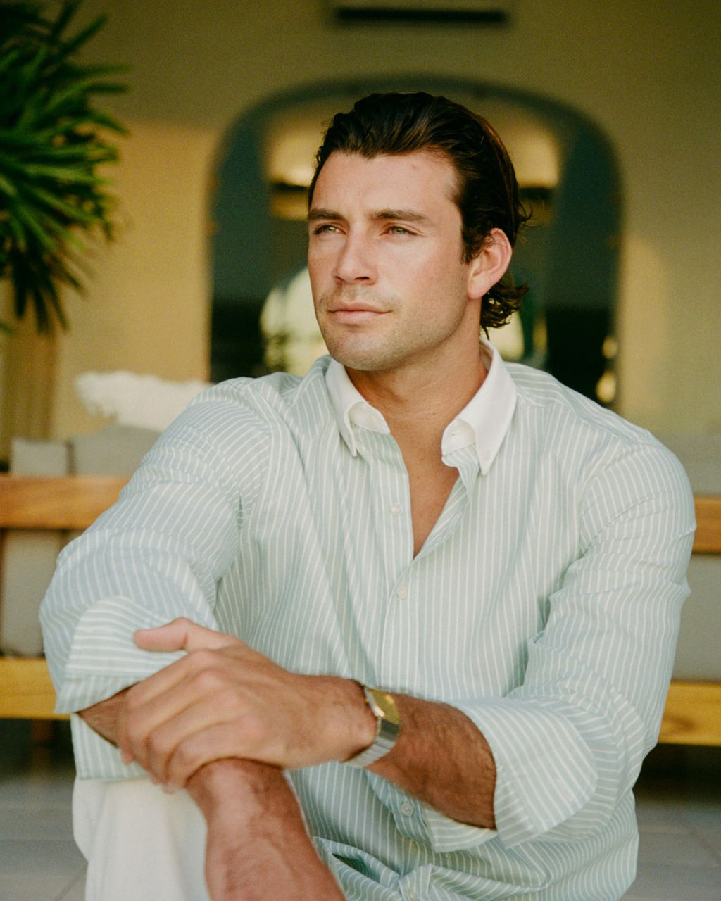 Camisa verde pistache listrada masculina com estilo elegante.
