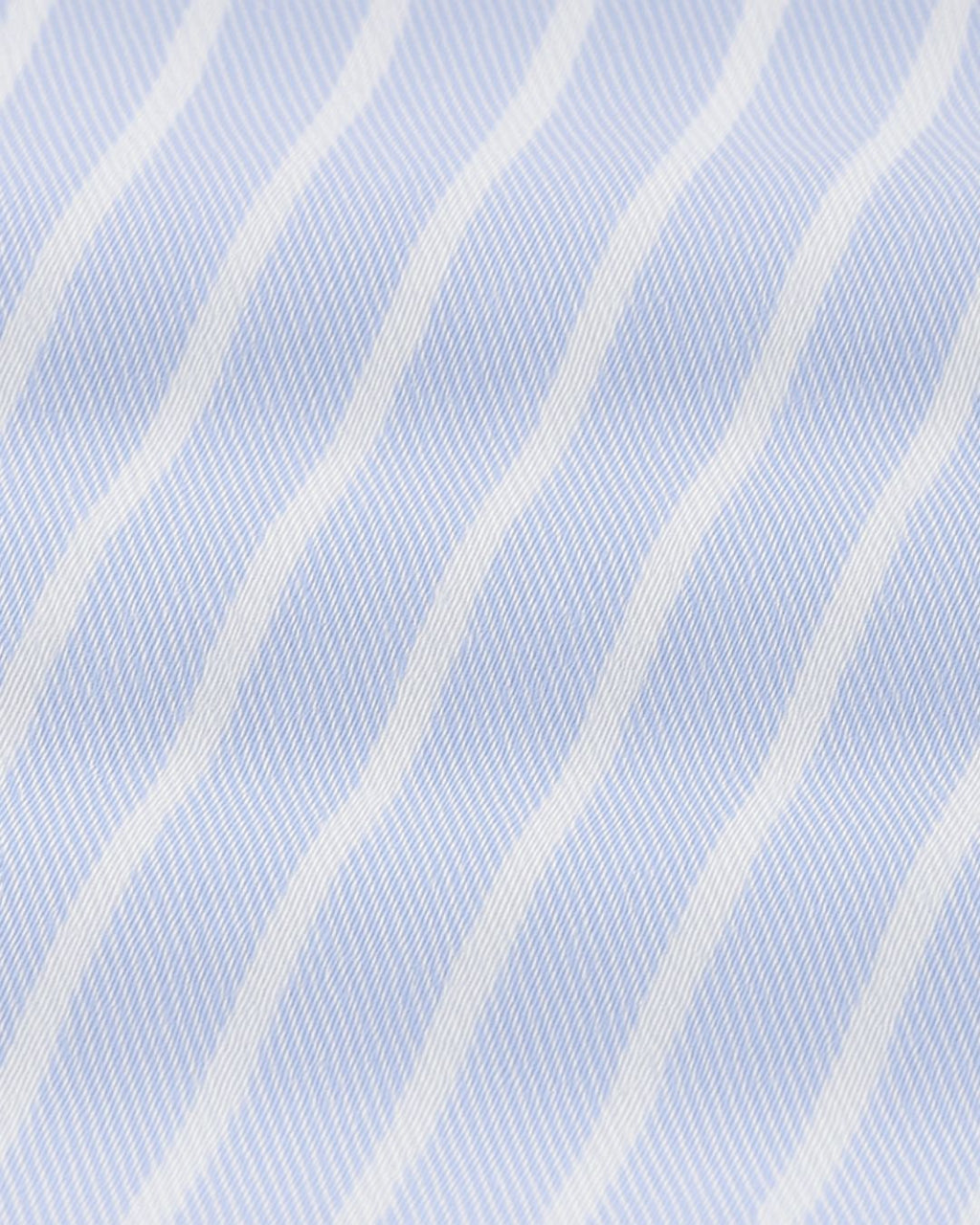 Camisa social azul claro com listras verticais para um look moderno