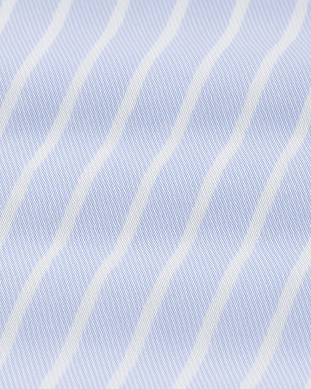 Camisa social azul claro com listras verticais para um look moderno