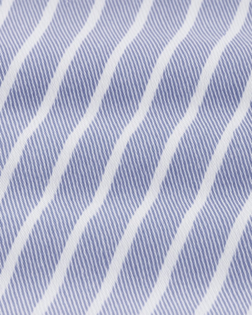 Camisa social azul com listras verticais e caimento impecável.