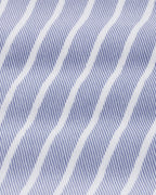 Camisa social azul com listras verticais e caimento impecável.