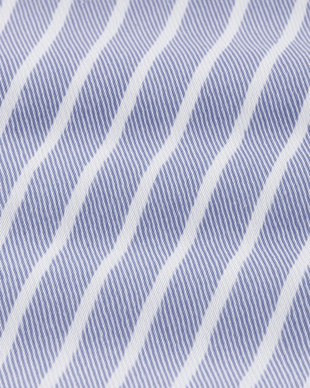 Camisa social azul com listras verticais e caimento impecável.