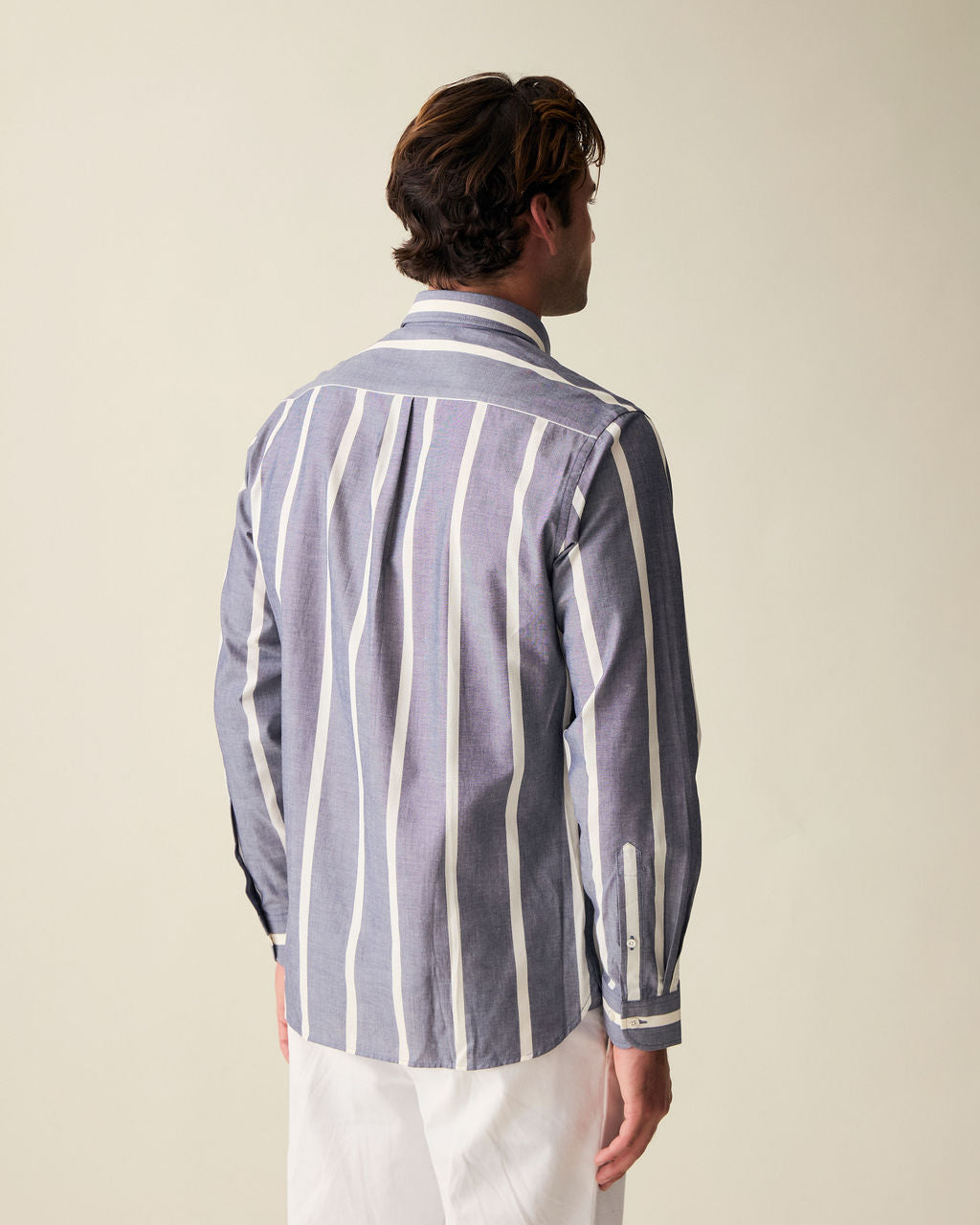 Camisa Social Chambray Listrada - Azul Marinho, manga longa e corte confortável. Versátil, é ideal para compor looks casuais ou sociais leves durante o verão