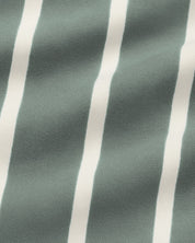 Camisa elegante em chambray verde oliva, com mangas longas e listras discretas